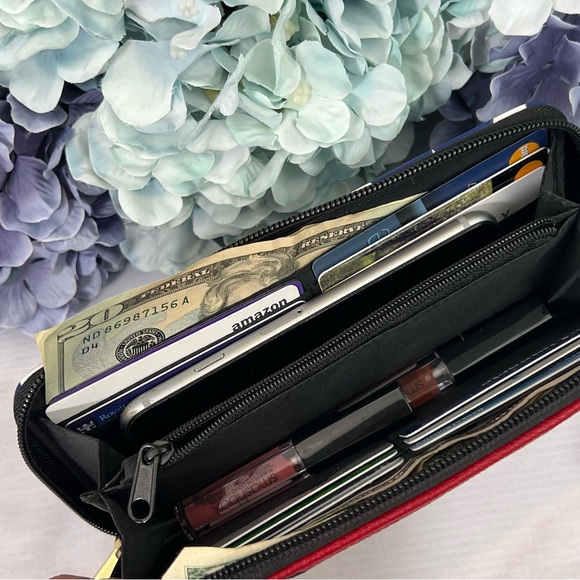 DC Comics Wonder Woman Clutch Wallet - Picture 7 of 15